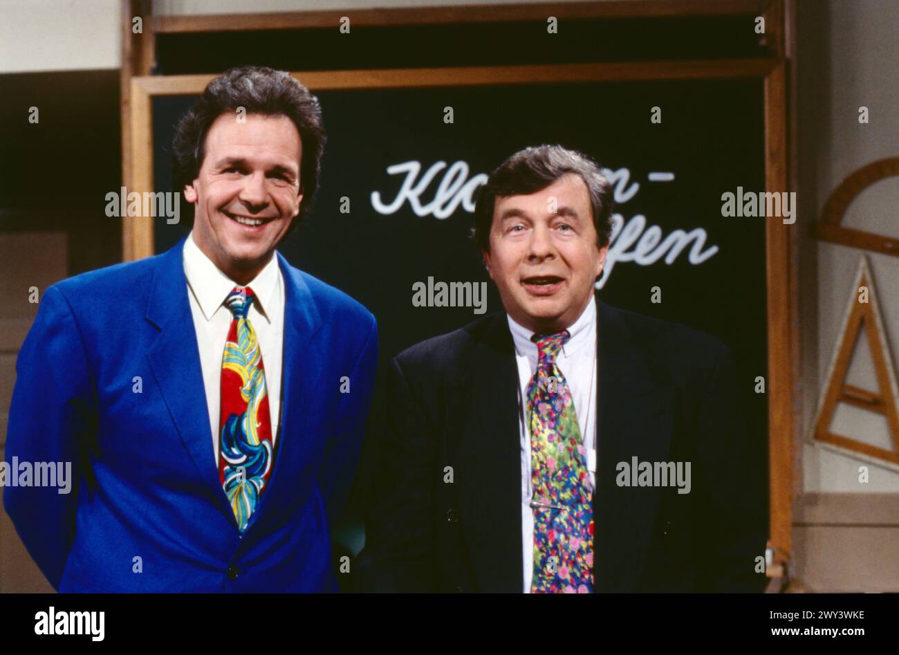 Klassentreffen, Erinnerungen an die Schulzeit, ZDF Sendung, Deutschland, 1994, Bild : Gastgeber Fritz Egner und Literaturkritiker Hellmuth Karasek. Klassentreffen, souvenirs des journées scolaires, programme TV, Allemagne, 1994, photo : animateur Fritz Egner et critique littéraire Hellmuth Karasek Banque D'Images