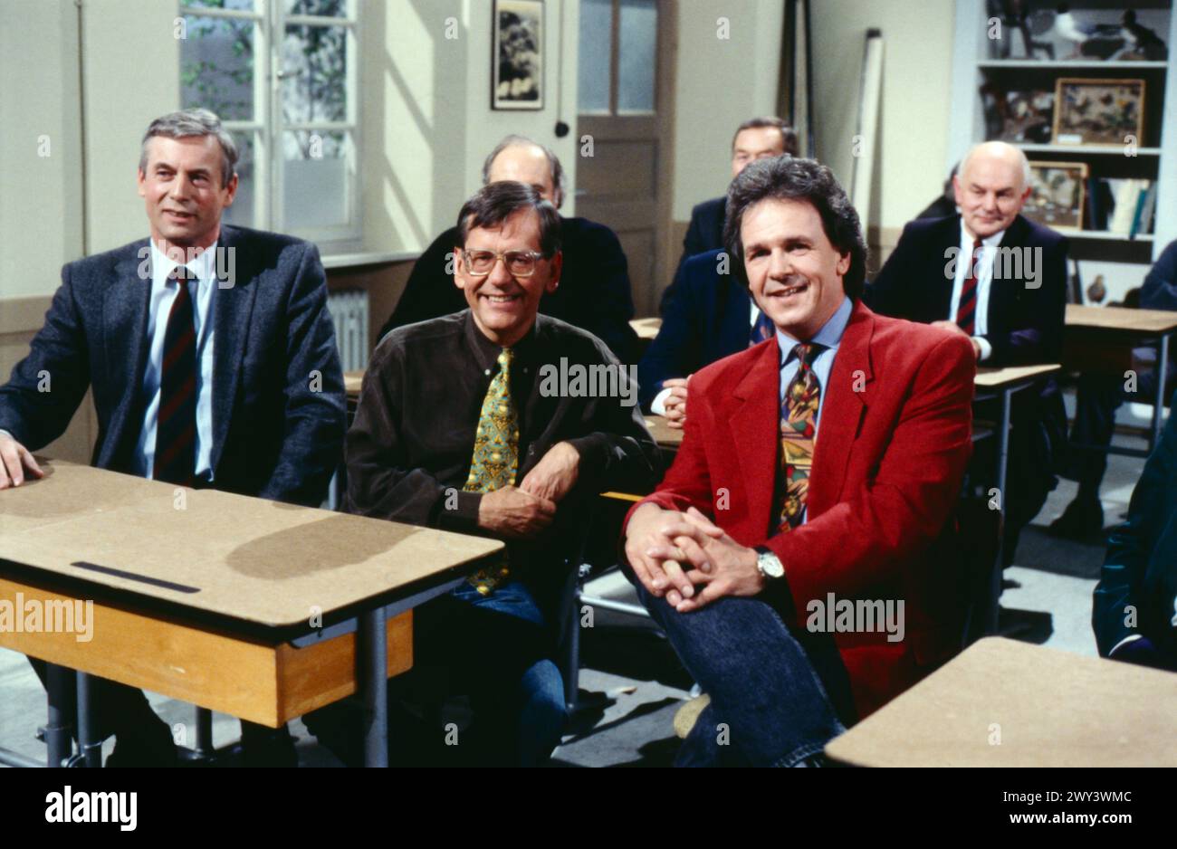 Klassentreffen, Erinnerungen an die Schulzeit, ZDF Sendung, Deutschland, 1994, Bild : Kabarettist Herbert Feuerstein, vorne in der Mitte, mit ehemaligen Mitschülern und Gastgeber Fritz Egner. Klassentreffen, souvenirs des journées d'école, programme TV, Allemagne, 1994, photo : artiste de cabaret Herbert Feuerstein, devant au centre, avec d'anciens camarades de classe et animateur Fritz Egner Banque D'Images