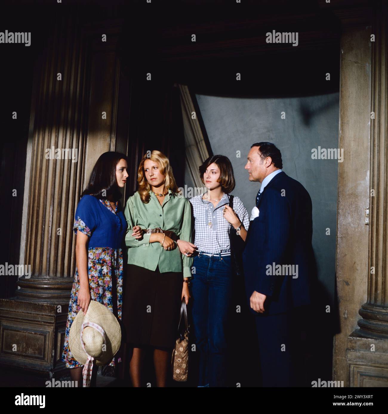 Jörg Preda berichtet, aka Jörg Preda reist um die Welt, TV Abenteuerserie, 1977, Story : Jörg Preda wird als ReiseJournalist in abenteuerliche Kriminalfälle verwickelt, Regie : Eberhard Schubert, Folge : Gold aus den eigenen vier Wänden, Szene mit Dhana Moray (links) und Werner Krechts) sowie Komparsinnen Banque D'Images