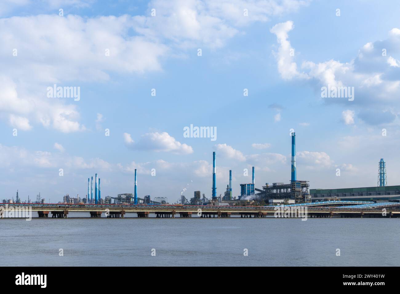 Une usine avec des cheminées dominant le bord de mer Banque D'Images