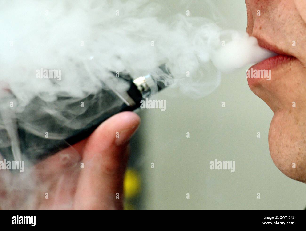 Dossier photo datée du 21/02/2020 d'une personne expirant en utilisant un produit de vapotage. Passer beaucoup de temps sur les médias sociaux pourrait augmenter les chances des adolescents de se mettre à fumer ou à vapoter, selon une étude. Date d'émission : jeudi 4 avril 2024. Banque D'Images