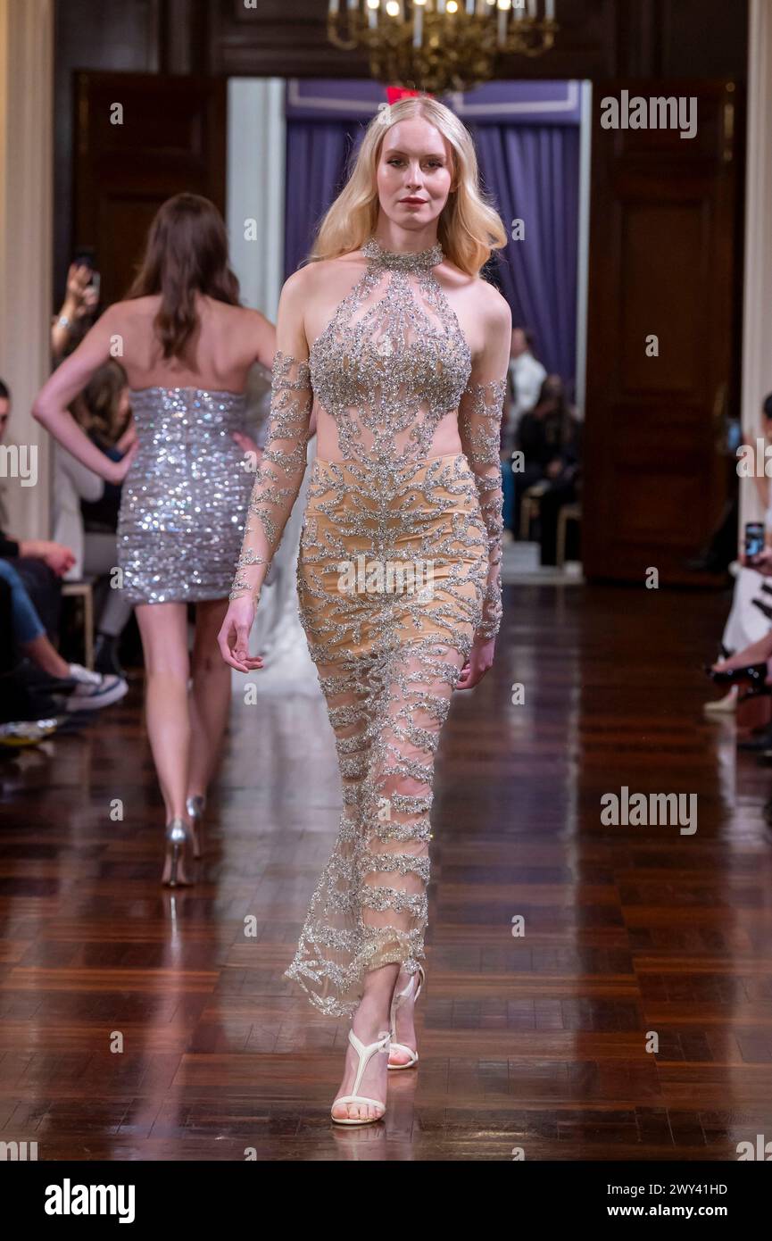 New York, États-Unis. 02 avril 2024. Un mannequin marche sur la piste au défilé Idan Cohen Bridal Spring 2025 Runway Show au parfait Regis Hotel à New York, États-Unis, le 2 avril 2024. (Photo de Thenews2/NurPhoto) crédit : NurPhoto SRL/Alamy Live News Banque D'Images