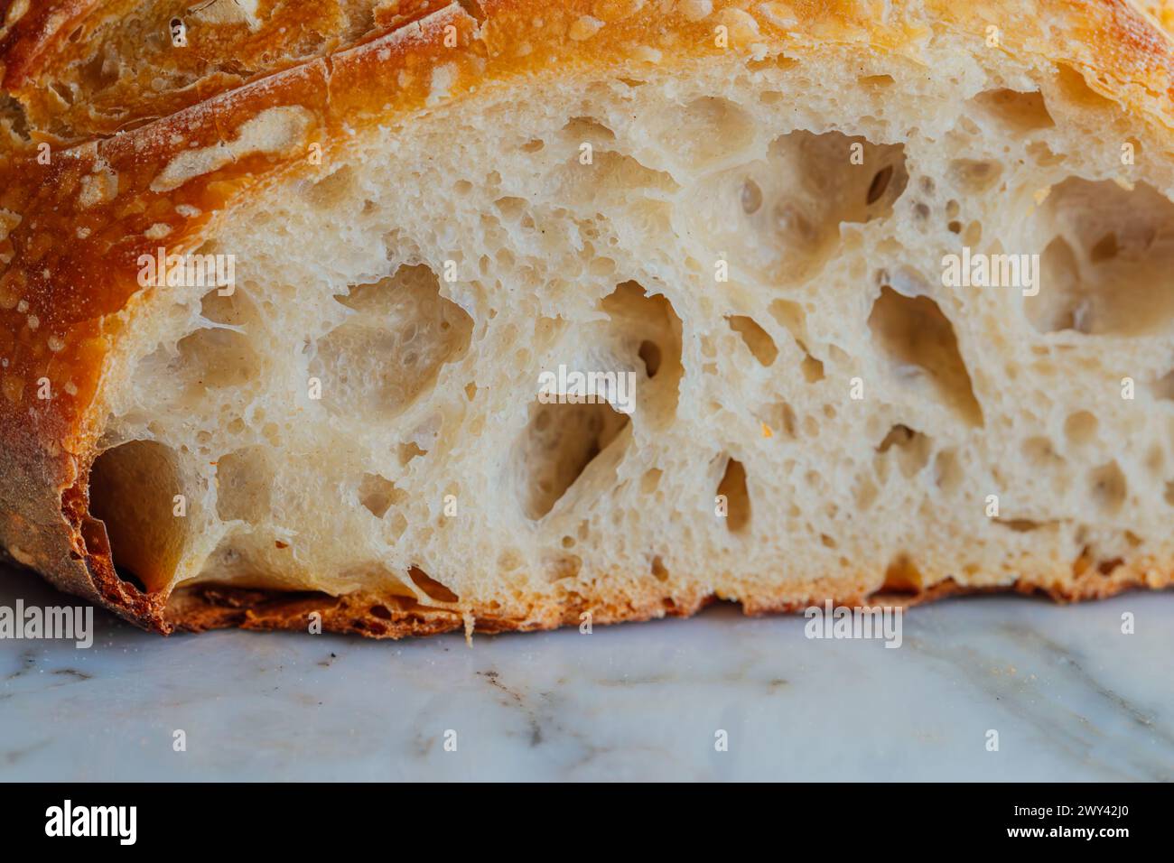 gros plan de l'intérieur du pain au levain Banque D'Images
