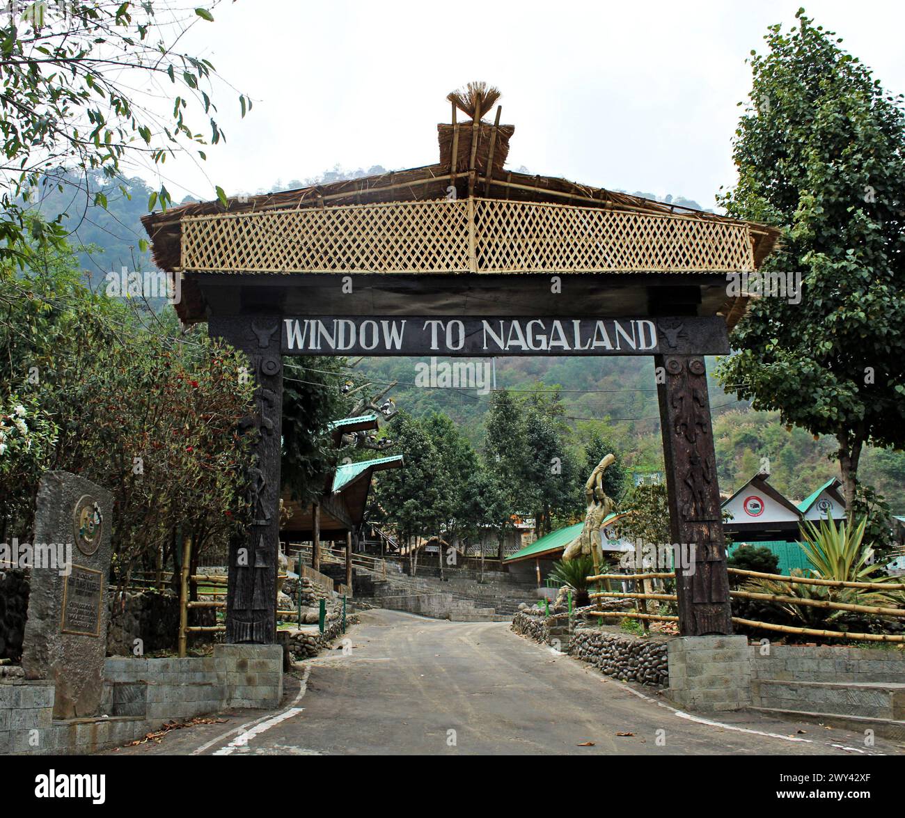 Kohima, Nagaland Inde- 20 février 2022 : une entrée tribale traditionnelle au village du patrimoine du Nagaland. Banque D'Images