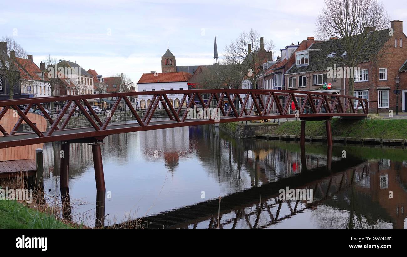 Sluis, région de Flandre zélandaise, pays-Bas, février 27 2024 vue sur le pont piétonnier sur le vieux port dans la ville historique de Sluis sur A. Banque D'Images