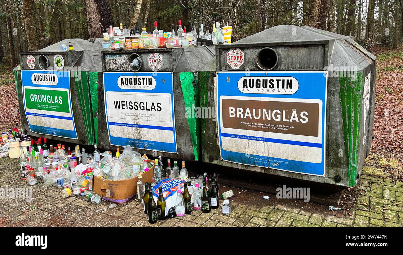 Itterbeck, Allemagne - Jan 3 2023 trop de déchets! Les récipients en verre débordent après la célébration du nouvel an Banque D'Images