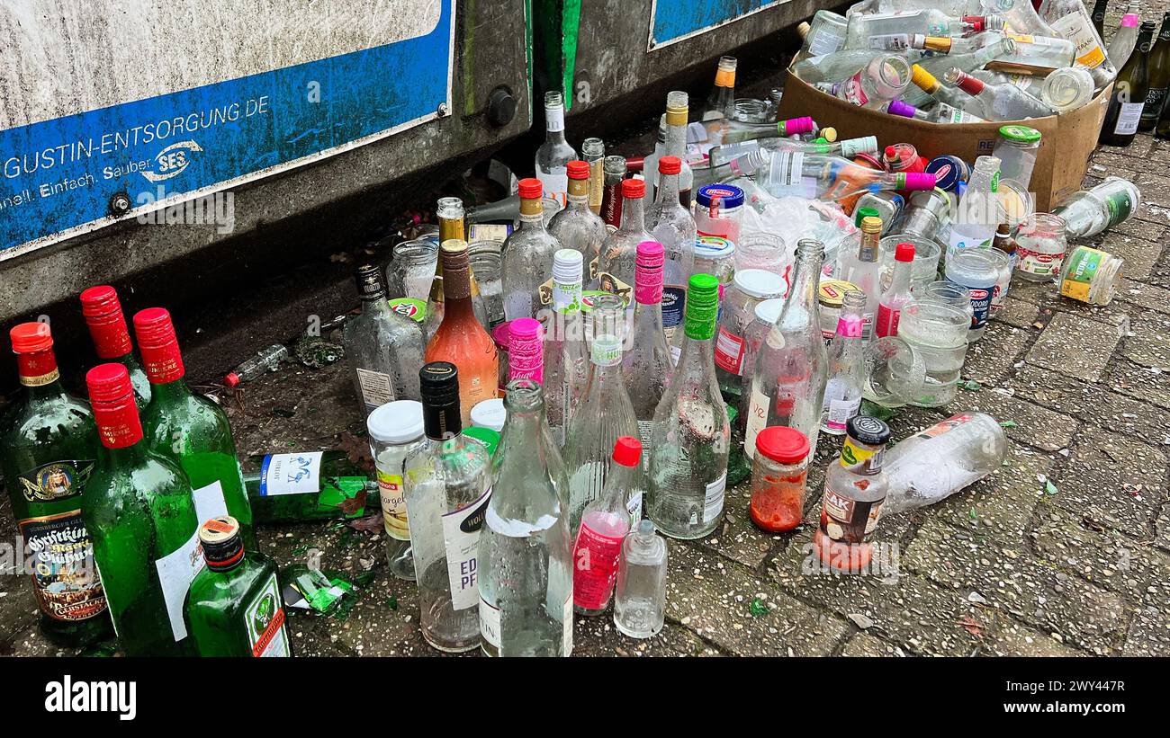 Itterbeck, Allemagne - Jan 3 2023 trop de déchets! Bouteilles devant un récipient en verre qui ne rentre plus. Prise juste après la célébration du nouvel an Banque D'Images