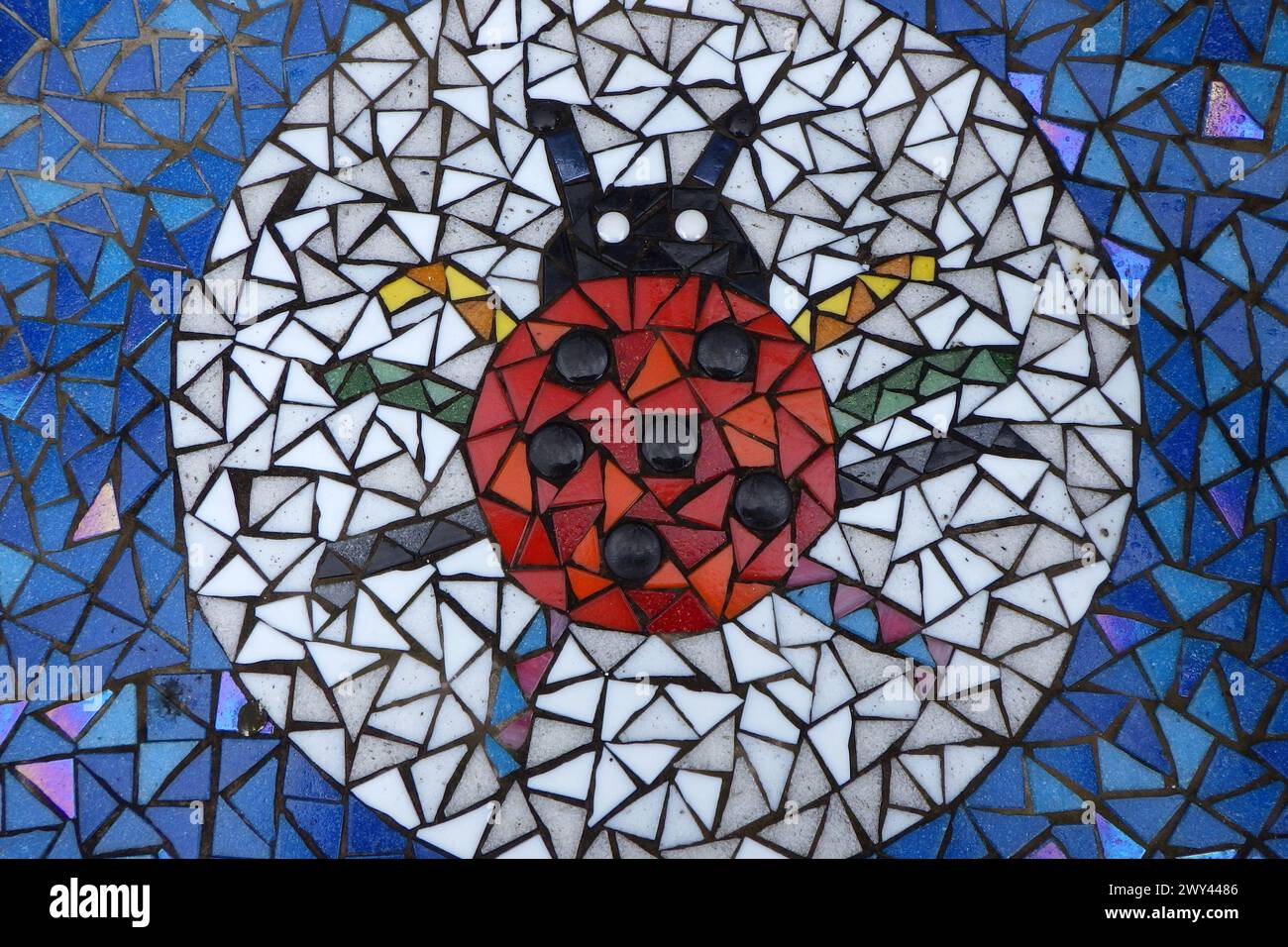 Vasse, pays-Bas - mars 29 2024 Une coccinelle dans des carreaux de mosaïque colorés. Il fait partie d'un banc de mosaïque public debout au milieu du village Vasse Banque D'Images