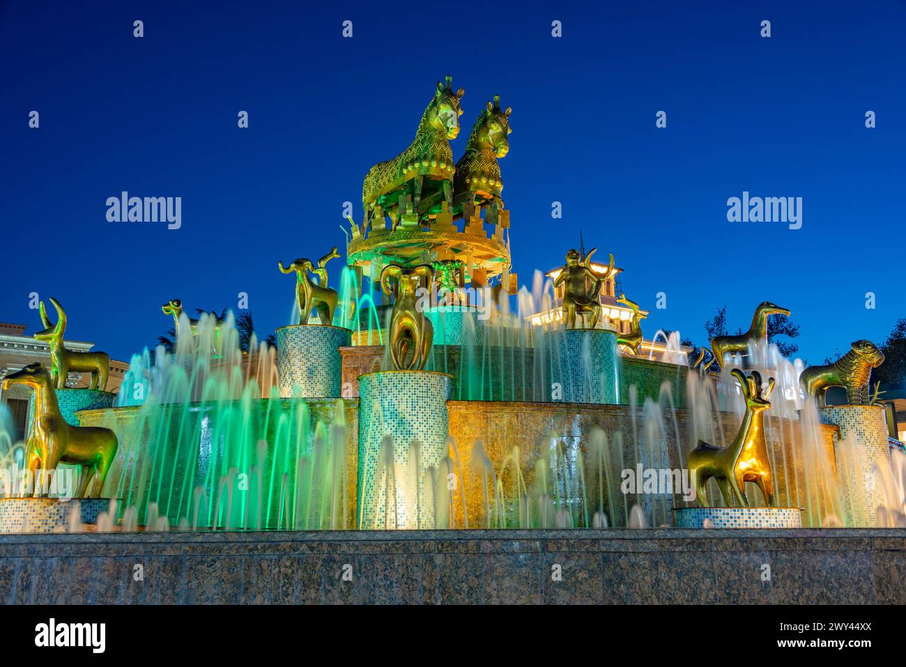 Vue de nuit de la fontaine Colchis à Kutaisi, Géorgie Banque D'Images