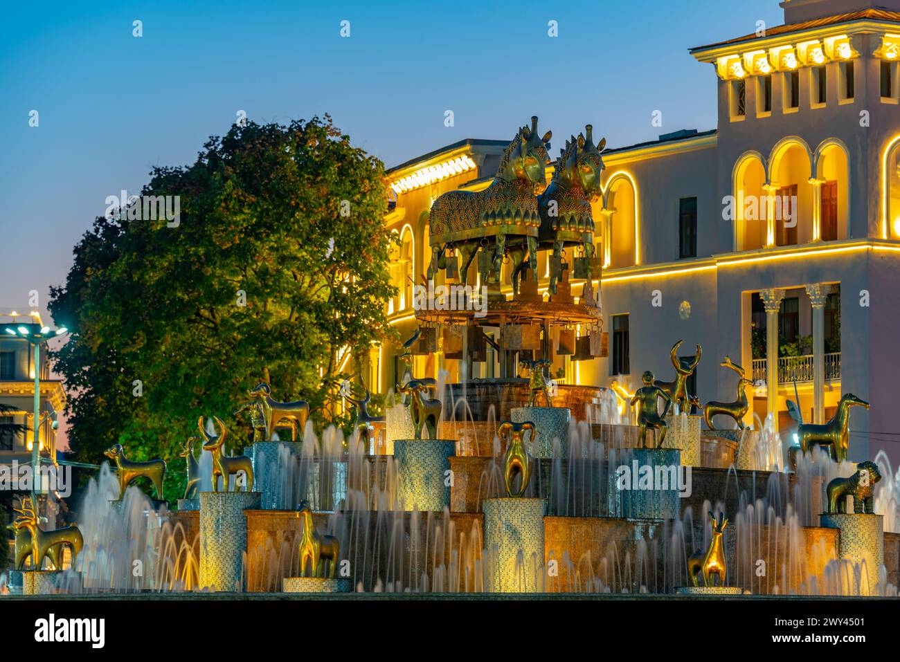 Vue de nuit de la fontaine Colchis à Kutaisi, Géorgie Banque D'Images