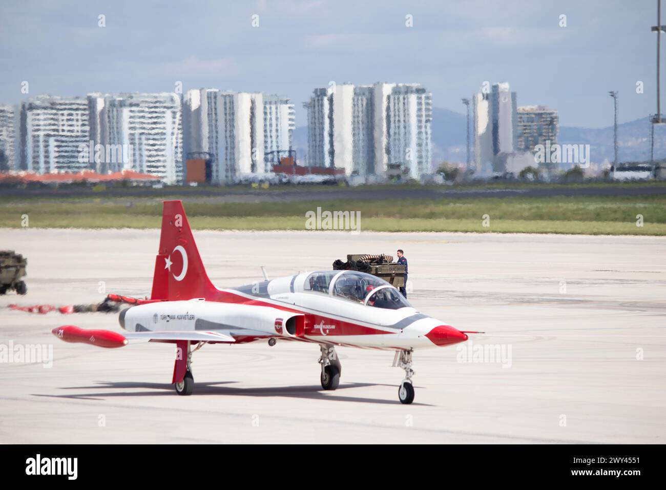 Istanbul, Aéroport de Atatürk, Turquie- 28.04.2023 Türk yıldızları (français : étoiles turques). Équipe de démonstration ou de voltige de l'armée de l'air turque. Avion. Banque D'Images