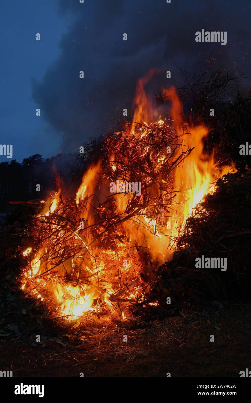 Un énorme feu de Pâques. C’est un événement festif dans de nombreux villages allemands Banque D'Images