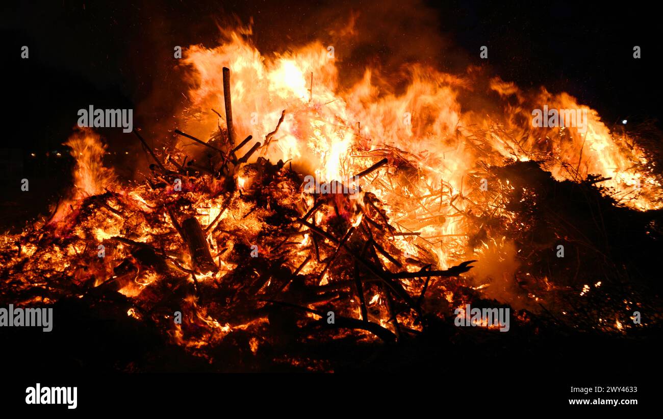 Gros plan d'un énorme feu de Pâques. C’est un événement festif dans de nombreux villages allemands Banque D'Images