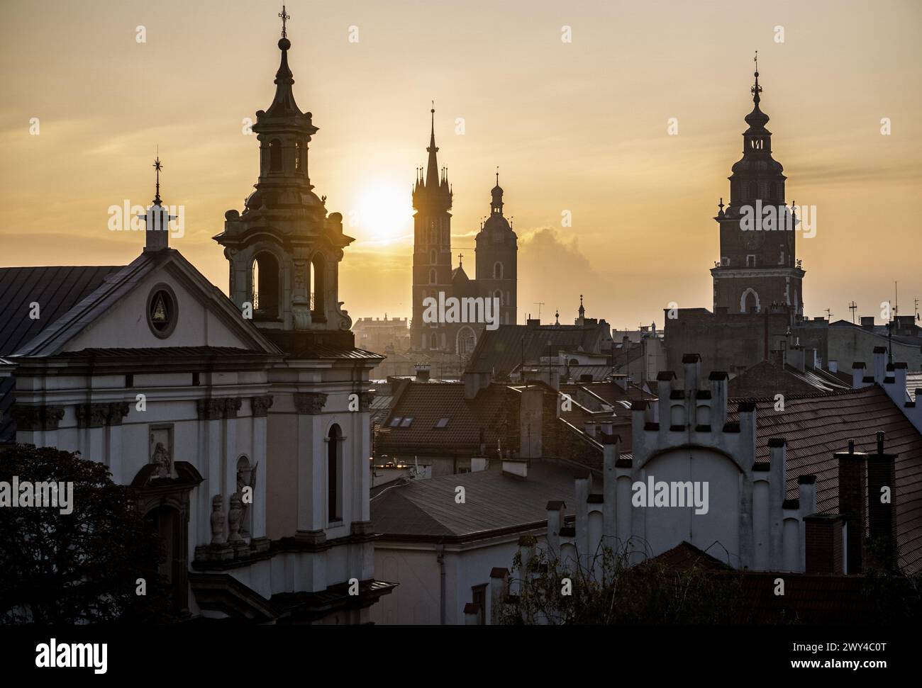 Vieille ville de Cracovie, tours d'église, place du marché principal, Cracovie, Pologne Banque D'Images