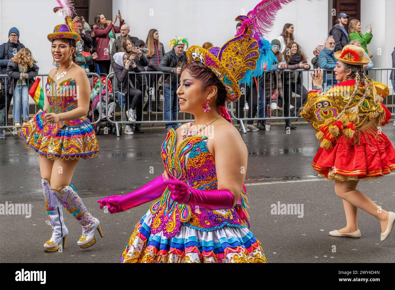 Des danseurs boliviens aux costumes colorés prennent part à la procession du défilé de la Saint Patrick à Londres. Banque D'Images