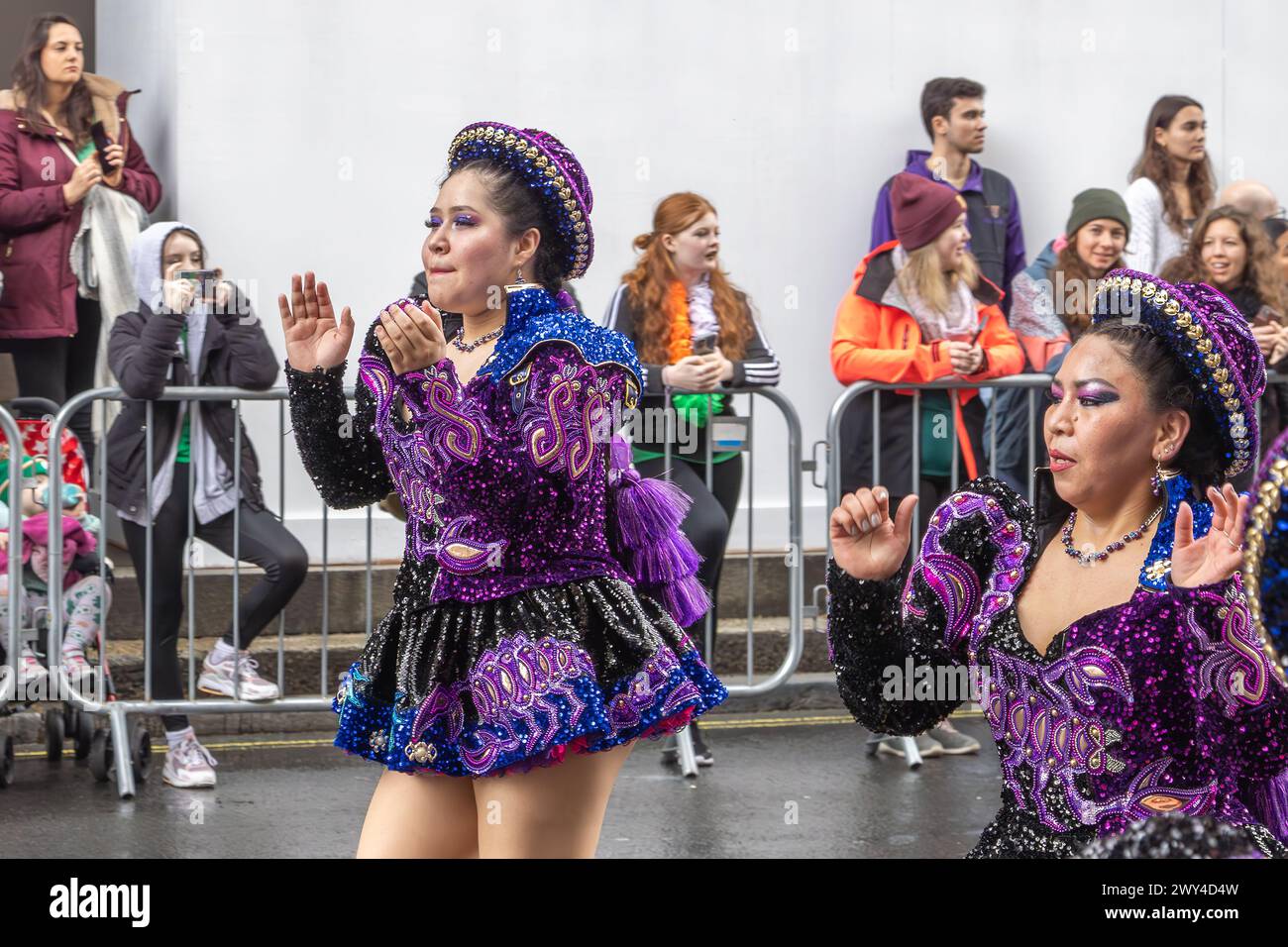 Des danseurs boliviens aux costumes colorés prennent part à la procession du défilé de la Saint Patrick à Londres. Banque D'Images