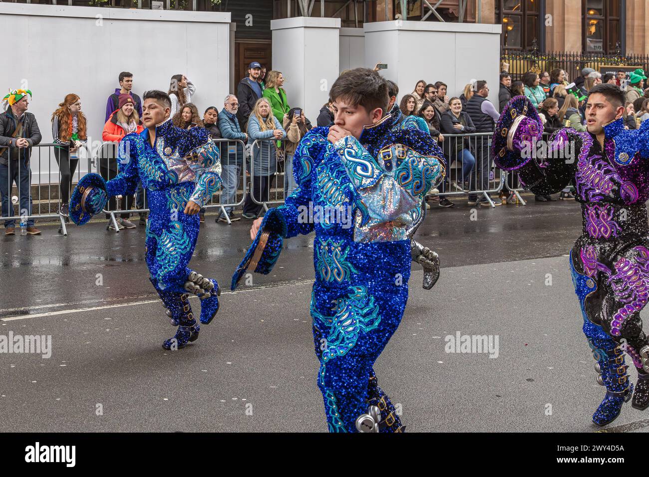 Des danseurs boliviens aux costumes colorés prennent part à la procession du défilé de la Saint Patrick à Londres. Banque D'Images