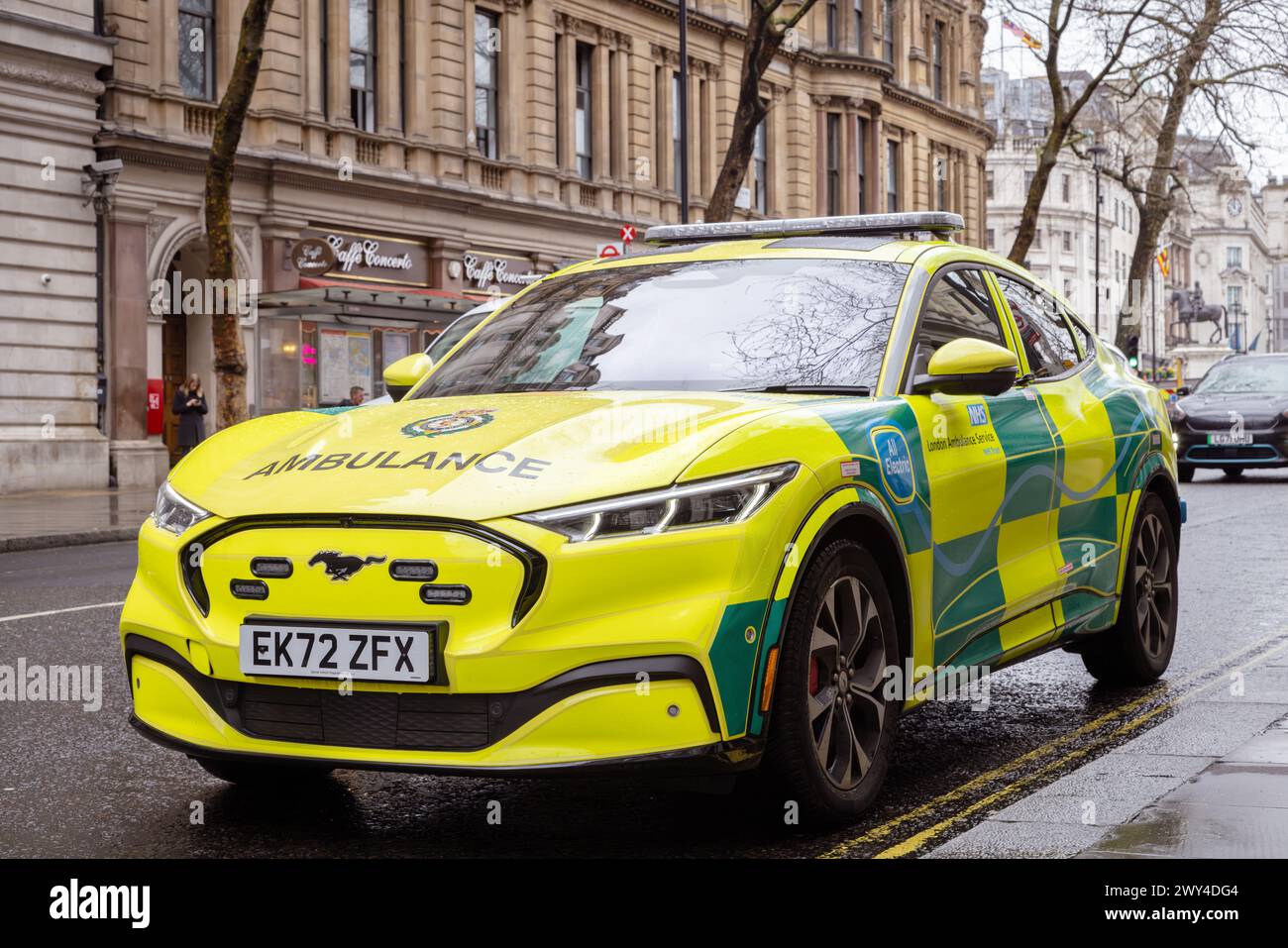 Une Ford Mustang électrique, qui fait partie du London Ambulance Service, stationne dans la rue pour répondre à un appel d'urgence. Véhicule NHS Banque D'Images