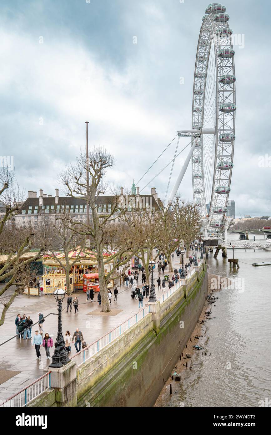 Le London Eye, la plus haute roue d'observation en porte-à-faux d'Europe, sur la rive sud de la Tamise. C'est l'attraction touristique payante la plus populaire du Royaume-Uni. Banque D'Images