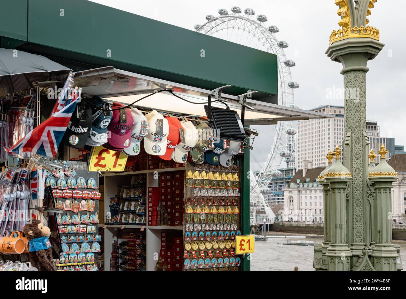 Un stand touristique vendant des souvenirs liés à Londres avec le London Eye ou Millennium Wheel au loin. Voyage et tourisme, économie ou PIB concept. Banque D'Images