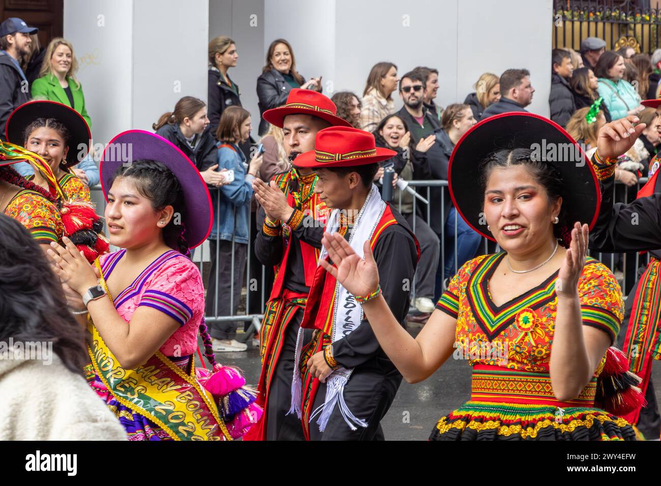 Des danseurs boliviens aux costumes colorés prennent part à la procession du défilé de la Saint Patrick à Londres. Banque D'Images