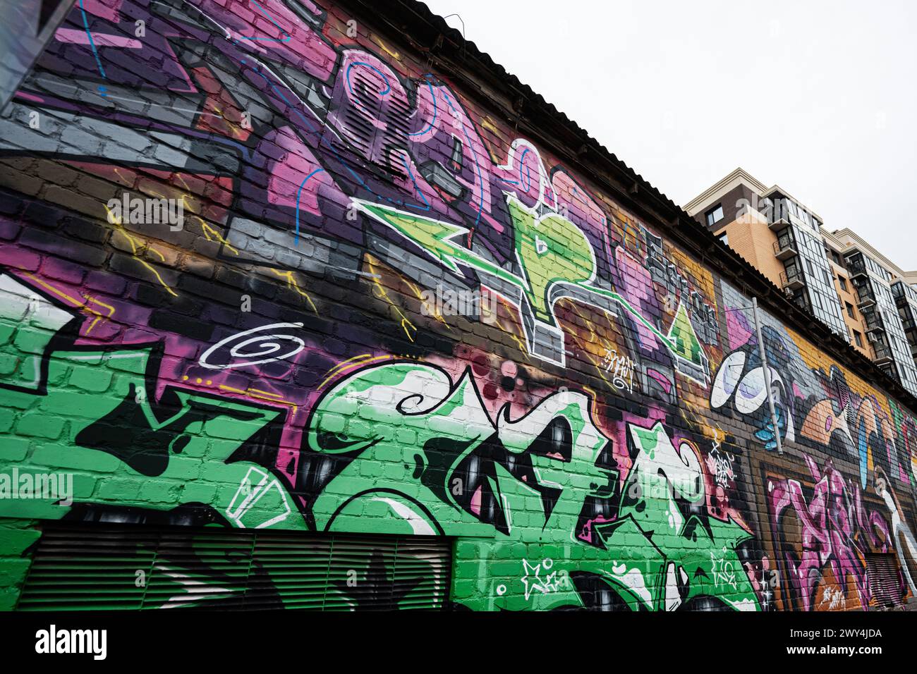 Lutsk, Ukraine - mars 2024 : graffitis vibrants recouvrant le mur d'un bâtiment urbain. L'œuvre ajoute une ambiance moderne et avant-gardiste au paysage de la ville. Banque D'Images