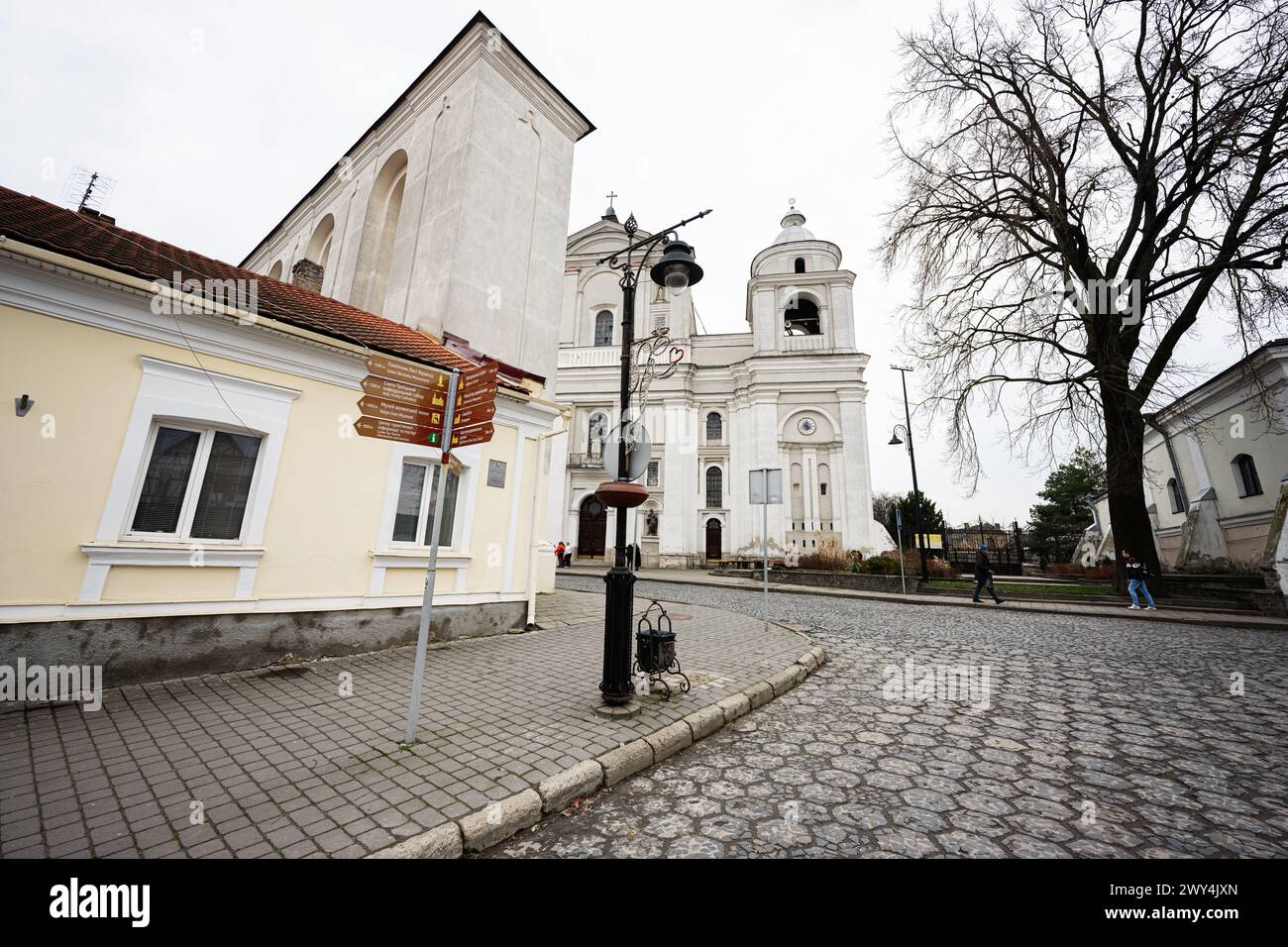 Lutsk, Ukraine - mars 2024 : Cathédrale catholique des Saints Pierre et Paul. Banque D'Images