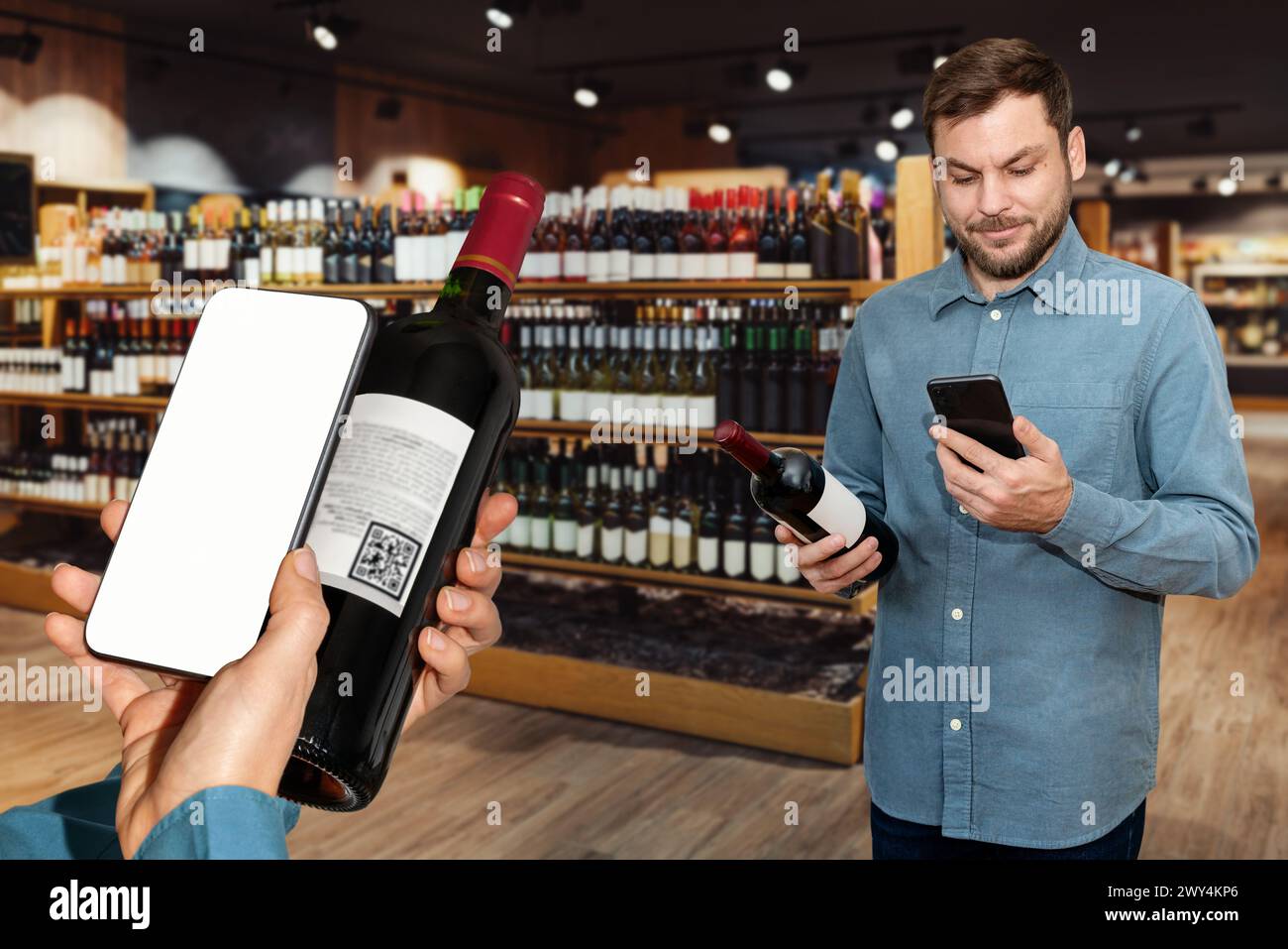 Les clients d'un magasin de vin scannent l'étiquette électronique des bouteilles de vin et lisent des informations sur le vin à l'aide de leur téléphone portable. Banque D'Images