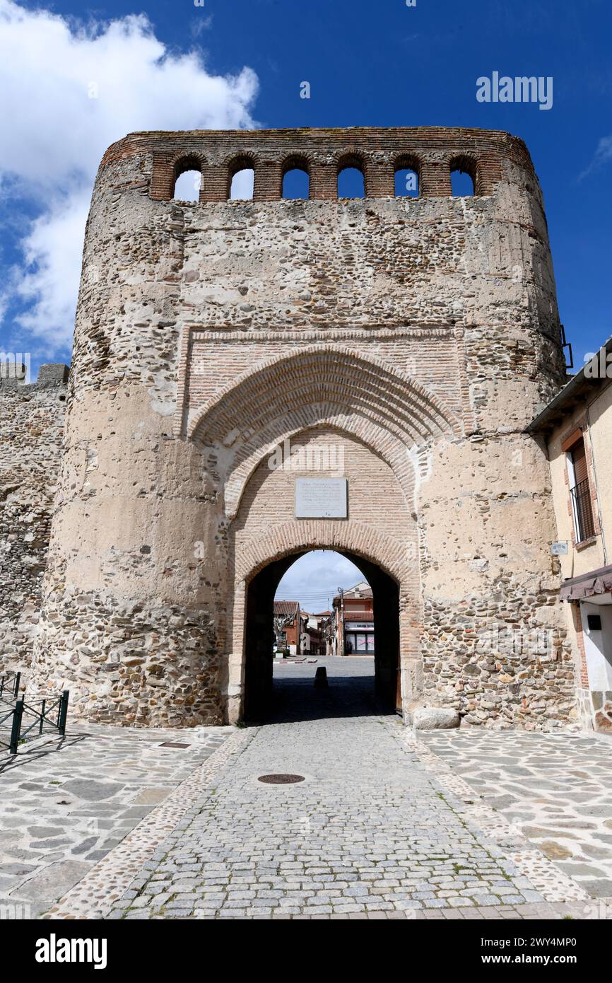 Coca, mur médiéval et porte. Province de Ségovie, Castilla y Leon, Espagne. Banque D'Images
