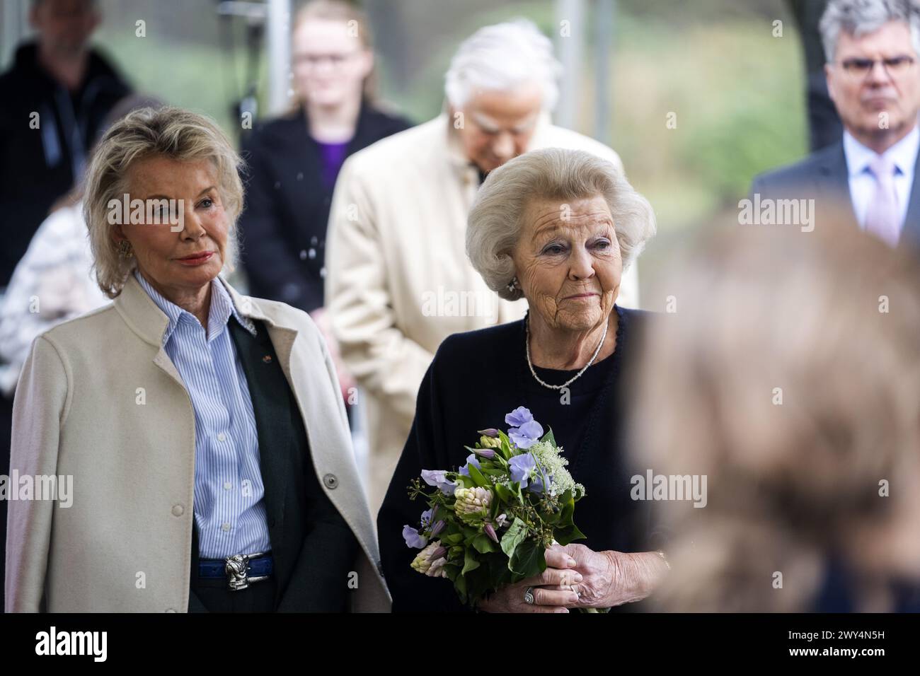 BAARN - la princesse Beatrix, avec Maya Meijer Bergmans, dévoile la statue de bronze « la famille royale » dans le parc du palais de Soestdijk. Le portrait de groupe a été réalisé en 1996 par le sculpteur Arthur Spronken et se compose des portraits de la princesse Beatrix, du prince Claus et de leurs trois fils. ANP JEROEN JUMELET netherlands Out - belgique Out Credit : ANP/Alamy Live News Banque D'Images