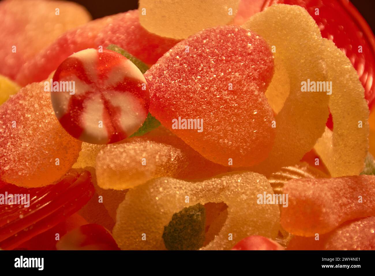 Délicieuse gelée de fruits multicolore. Bonbons brillants malsains en vrac. photo de gélatine différente en gros plan. Sucreries savoureuses dans le magasin de bonbons. Personne Banque D'Images Délicieuse gelée de fruits multicolore. Bonbons brillants malsains en vrac. photo de gélatine différente en gros plan. Sucreries savoureuses dans le magasin de bonbons. Personne Banque D'Images