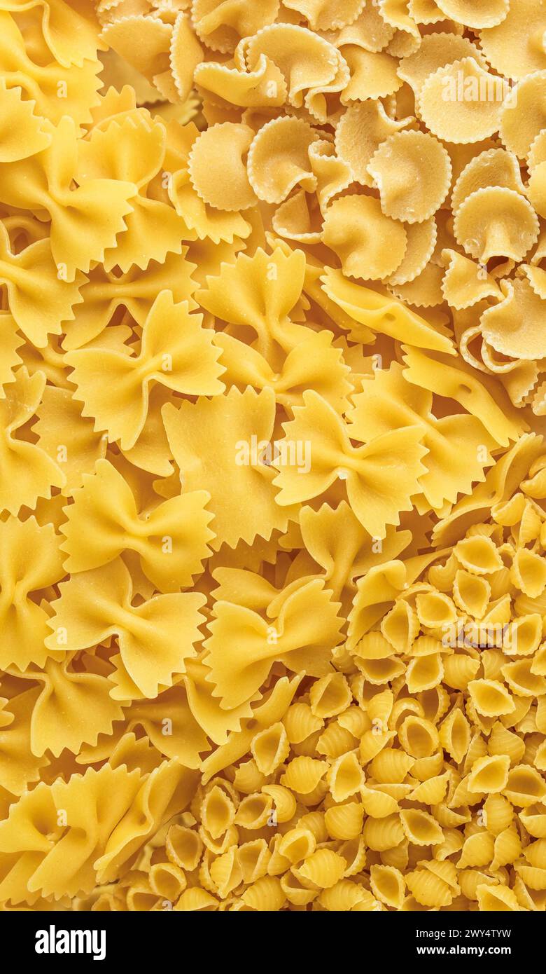 Fond de différents types de pâtes italiennes non cuites, vue de dessus. Photo de haute qualité Banque D'Images Fond de différents types de pâtes italiennes non cuites, vue de dessus. Photo de haute qualité Banque D'Images