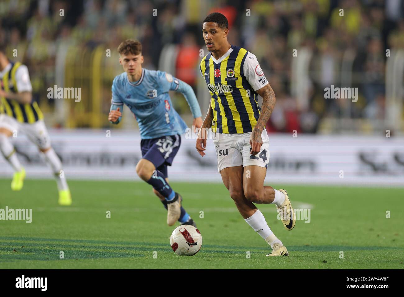 Istanbul, Turquie. 03rd Apr, 2024. Istanbul, Turquie, 3 avril 2024 : Jayden Oosterwolde (24 Fenerbahce) lors du match de football de la Super League turque entre Fenerbahce et Adana Demirspor au stade Ulker, Turquie. Emre OKTAY (Emre OKTAY/SPP) crédit : SPP Sport Press photo. /Alamy Live News Banque D'Images