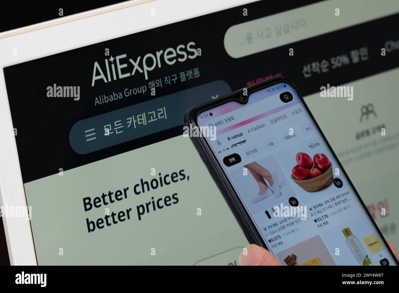 Séoul, Corée du Sud - 4 avril 2024 : les consommateurs qui utilisent la société chinoise de commerce électronique AliExpress sur leurs smartphones Banque D'Images