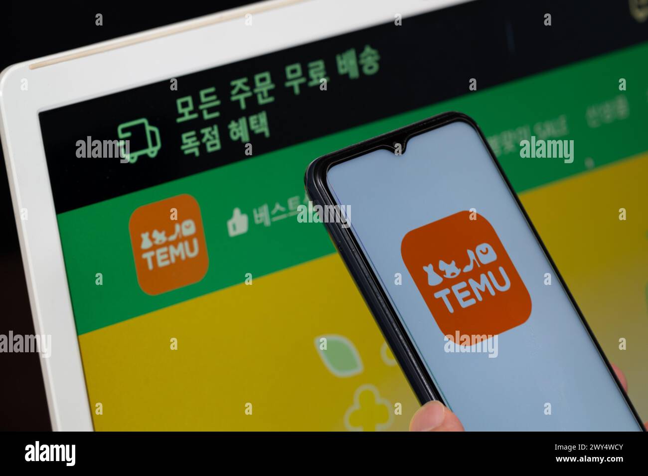 Séoul, Corée du Sud - 4 avril 2024 : les consommateurs qui utilisent la société chinoise de commerce électronique Temu sur leurs smartphones Banque D'Images