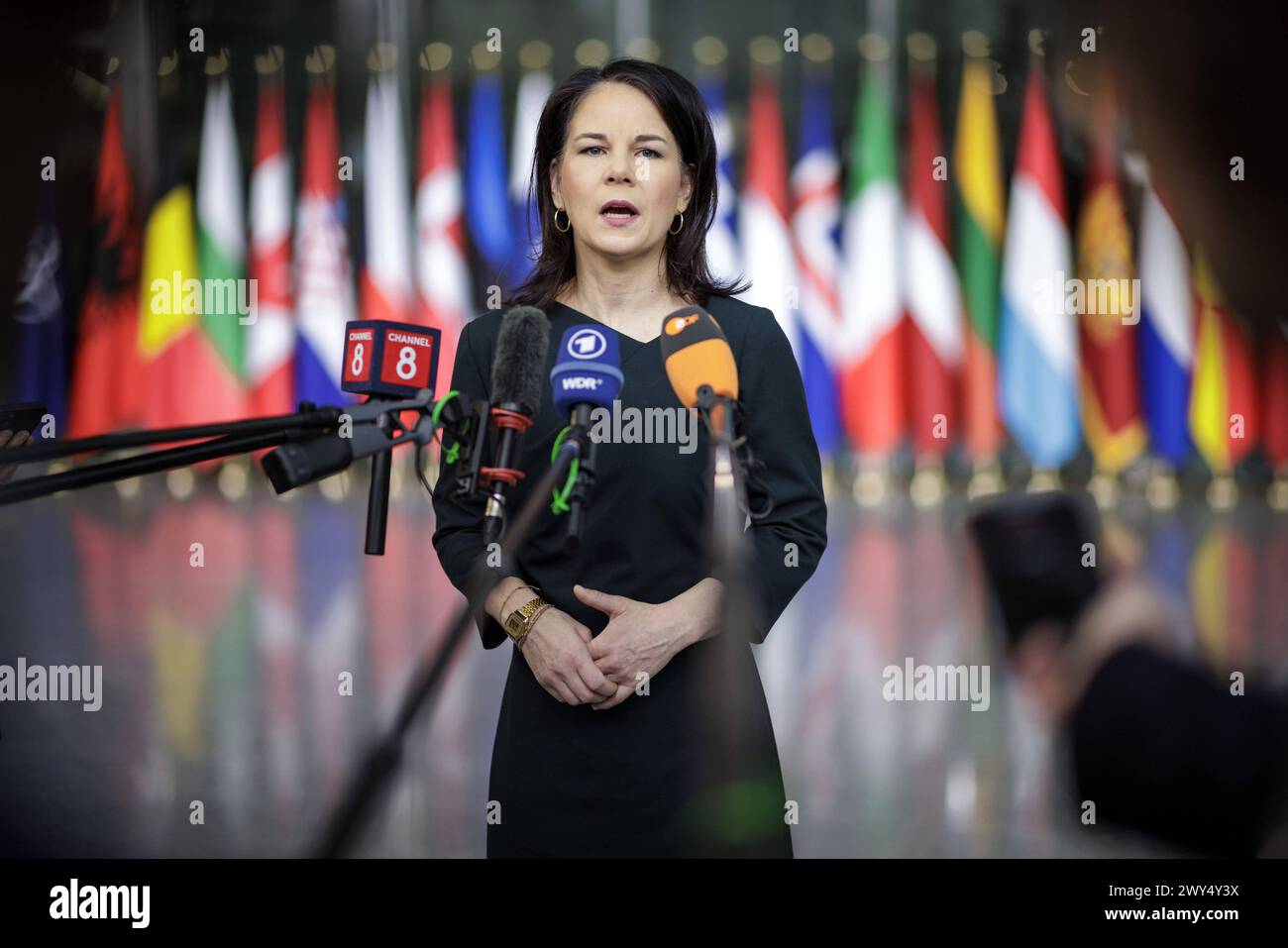 Annalena Baerbock, Bundesaussenministerin, aufgenommen waehrend eines doorsteps im Rahmen des Treffens der NATO-Aussenministerinnen und -Aussenminister. Bruessel, 04.04.2024. Fotografiert im Auftrag des Auswaertigen AMTES. Bruessel Berlgien *** Annalena Baerbock, ministre fédérale des Affaires étrangères, photographiée lors d'une réunion des ministres des Affaires étrangères de l'OTAN à Bruxelles, 04 04 2024 photographiée au nom du ministère fédéral des Affaires étrangères Bruxelles Belgique Copyright : xJaninexSchmitzxAAxphotothek.dex Banque D'Images