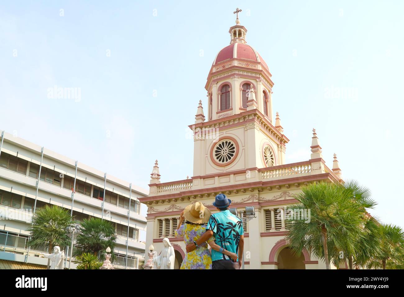 Couple admirant l'église catholique Santa Cruz, un impressionnant monument historique sur la rive Chao Phraya de Bangkok, Thaïlande Banque D'Images