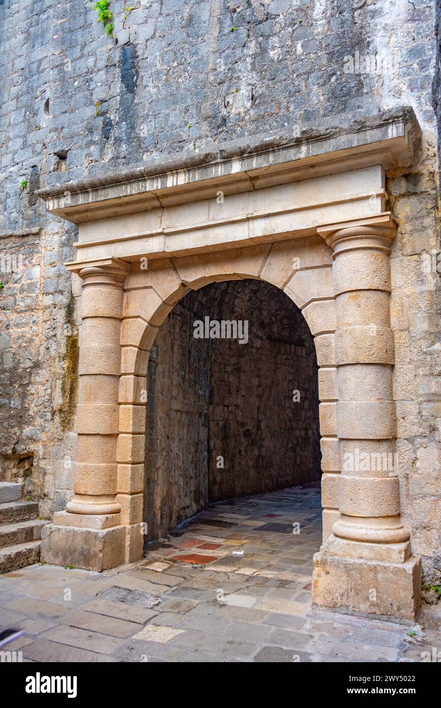 Porte menant à la vieille ville de Kotor, Monténégro Banque D'Images