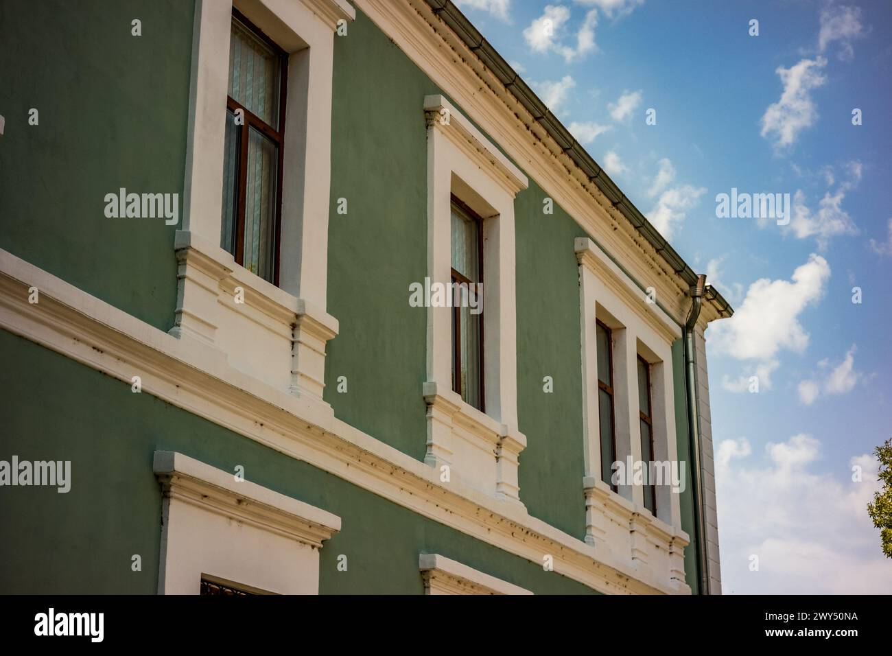 Façade de bâtiment surélevée. Explorer le centre-ville à Harmanli, Bulgarie du Sud, Europe, UE avec centre d'immigration Banque D'Images