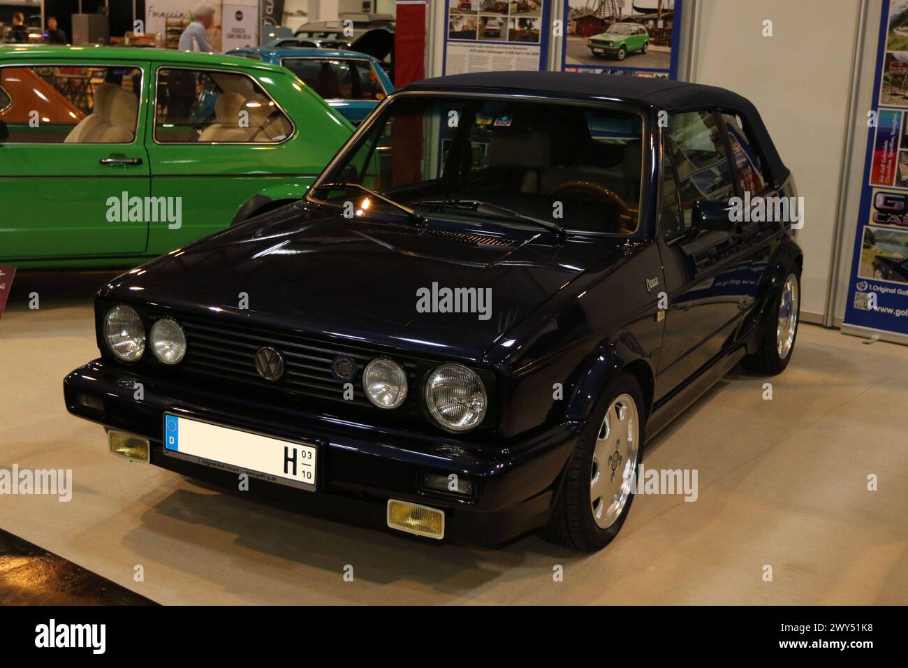 VW Golf Cabrio ClassicLine Golf 1 Cabriolet Sondermodell, Baujahr 1992 mit Saisonkennzeichen und H-Kennzeichen, Sonderschau 50 Jahre VW Golf, 34. Techno Classica Essen 03. - 07.04.2024. Messe Essen, Siha, Oldtimer / klassische Autos / Autoausstellung, Oldtimermesse, Essen D. *** VW Golf Cabrio ClassicLine Golf 1 Cabriolet modèle spécial, année de construction 1992 avec plaque d'immatriculation saisonnière et plaque d'immatriculation H, spectacle spécial 50 ans VW Golf, 34 Techno Classica Essen 03 07 04 2024 Messe Essen, Siha, exposition de voitures classiques Oldtimer, Oldtimermesse, Essen D. Banque D'Images