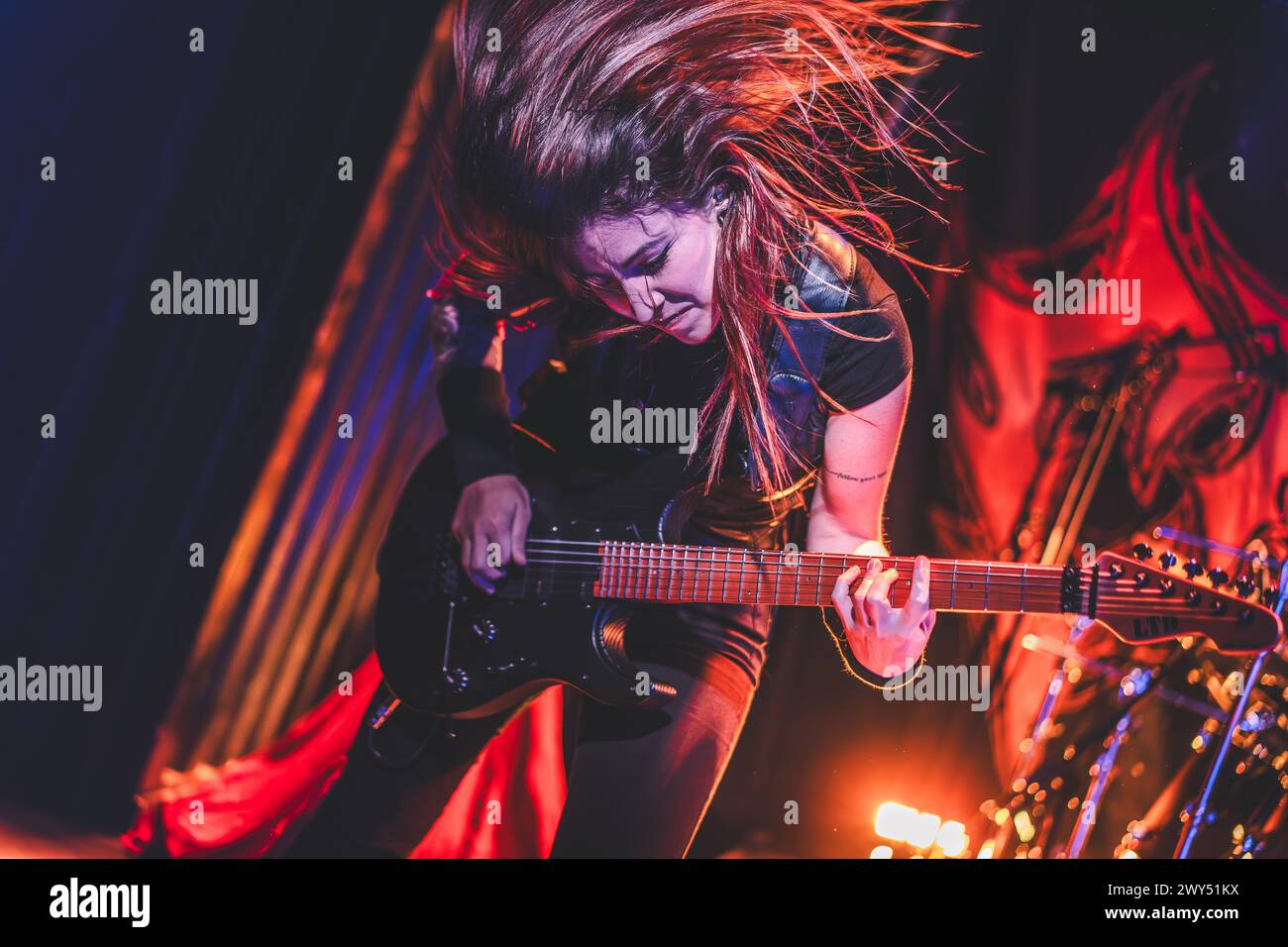 Aarhus, Danemark. 01St, avril 2024. Le groupe brésilien de death metal Crypta donne un concert au radar à Aarhus. Ici, la guitariste Jessica di Falchi est vue en direct sur scène. (Crédit photo : Gonzales photo - Rolf Meldgaard). Banque D'Images