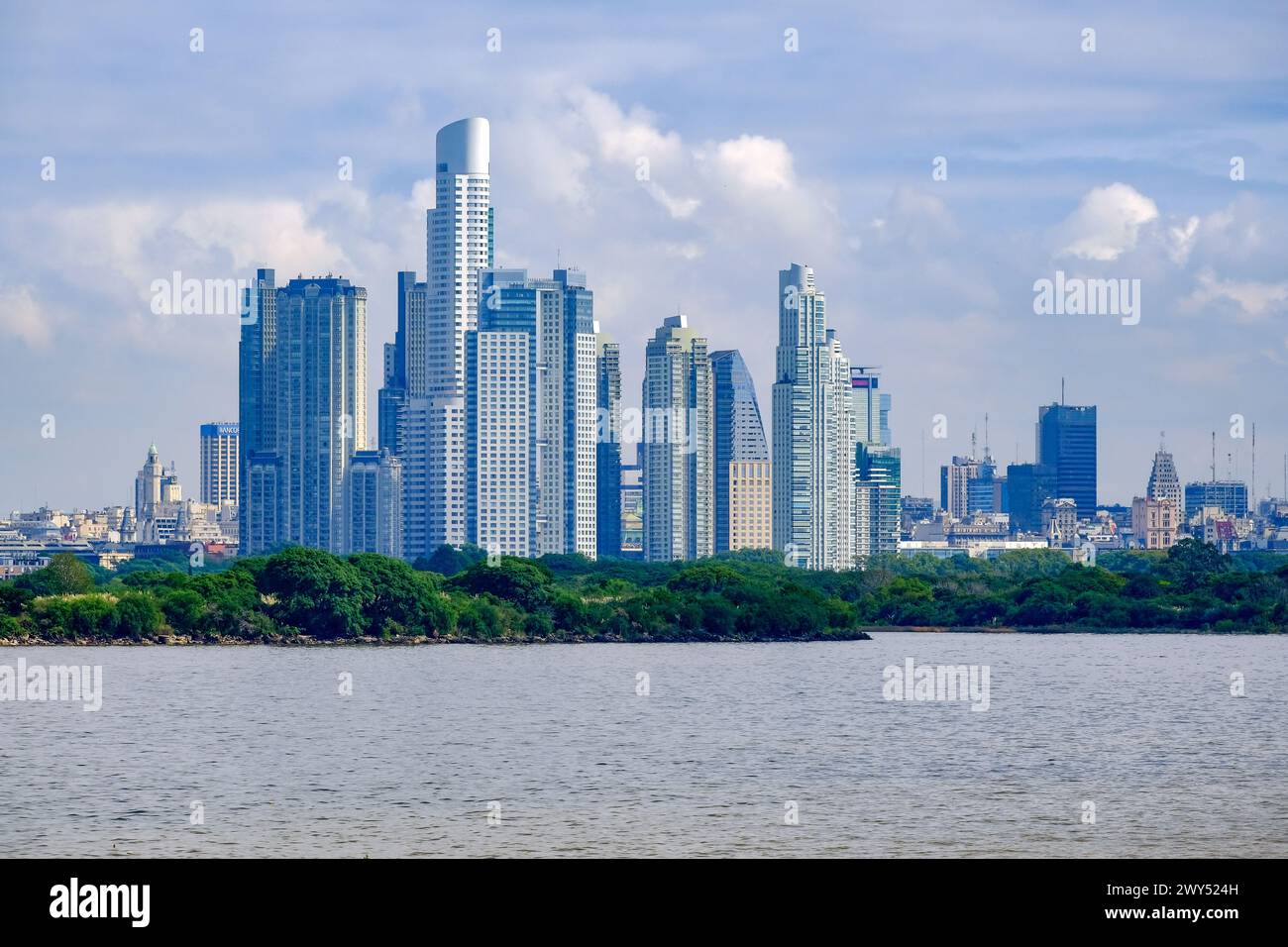 Buenos Aires, Argentinien - Skyline de Buenos Aires am Rio de la Plata. Banque D'Images