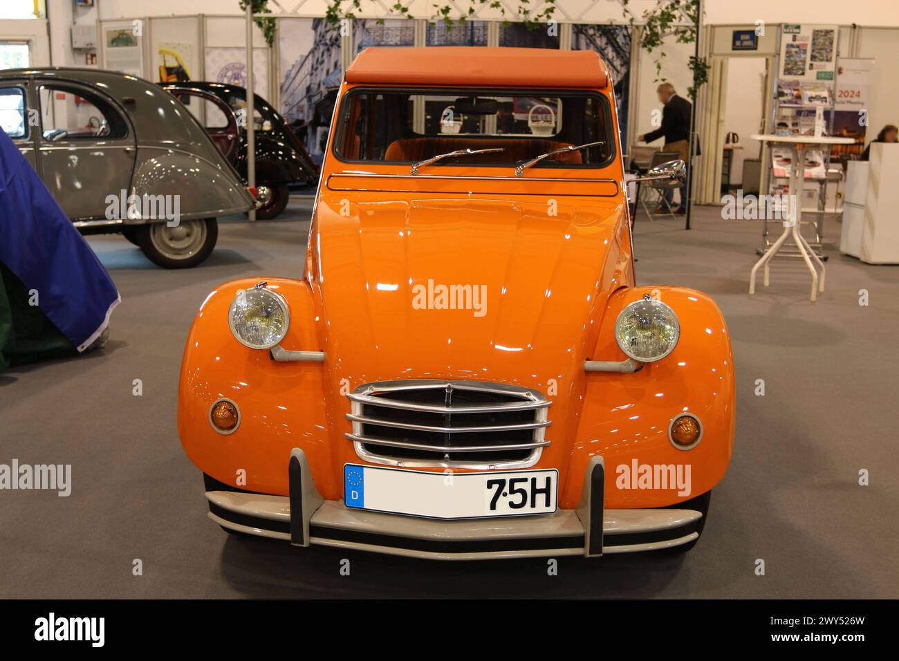 Citroën 2 CV 6 Baujahr 1975 mit H-Kennzeichen, Ente, CitroÃn-Straße / Rue des JubilÃ s, 34. Techno Classica Essen 03. - 07.04.2024. Messe Essen, Siha, Oldtimer / klassische Autos / Autoausstellung, Oldtimermesse, Essen D. *** Citroen 2 CV 6 année de construction 1975 avec plaque d'immatriculation H, canard , Citroën Rue des JubilÃ s, 34 Techno Classica Essen 03 07 04 2024 Messe Essen, Siha, Oldtimer Classic Cars exposition, Oldtimermesse, Essen D. Banque D'Images