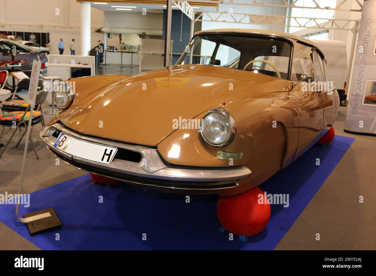 Citroën ID 19 confort Baujahr 1958, Sonderschau 70 Jahre Citroën-Hydraulik, CitroÃn-Straße / Rue des JubilÃ s, 34. Techno Classica Essen 03. - 07.04.2024. Messe Essen, Siha, Oldtimer / klassische Autos / Autoausstellung, Oldtimermesse, Essen D. *** Citroen ID 19 confort construit en 1958, exposition spéciale 70 ans de Citroen Hydraulics, Citroën Street des JubilÃ s, 34 Techno Classica Essen 03 07 04 2024 Messe Essen, Siha, Oldtimer Classic car Exhibition, Oldtimermesse, Essen D. Banque D'Images