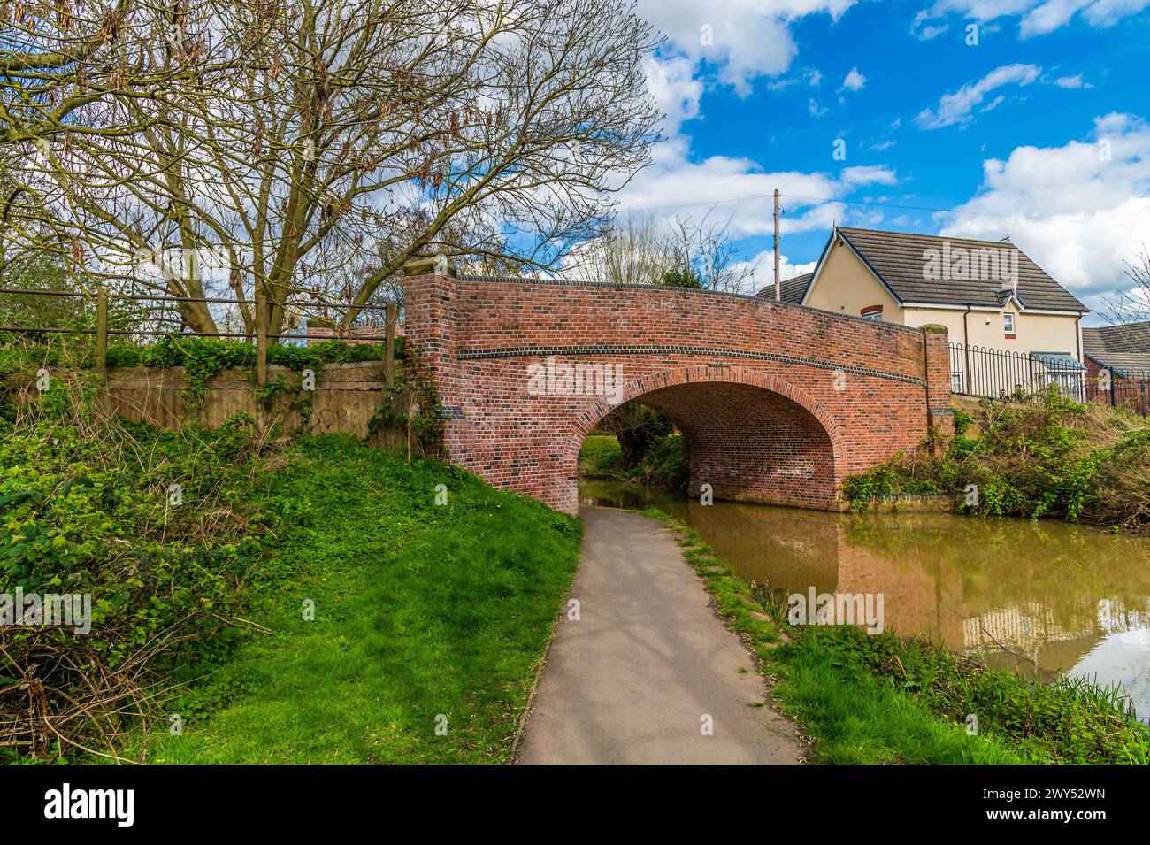 Une vue du pont canal Street à Aylestone Meadows, Leicester, Royaume-Uni au printemps Banque D'Images