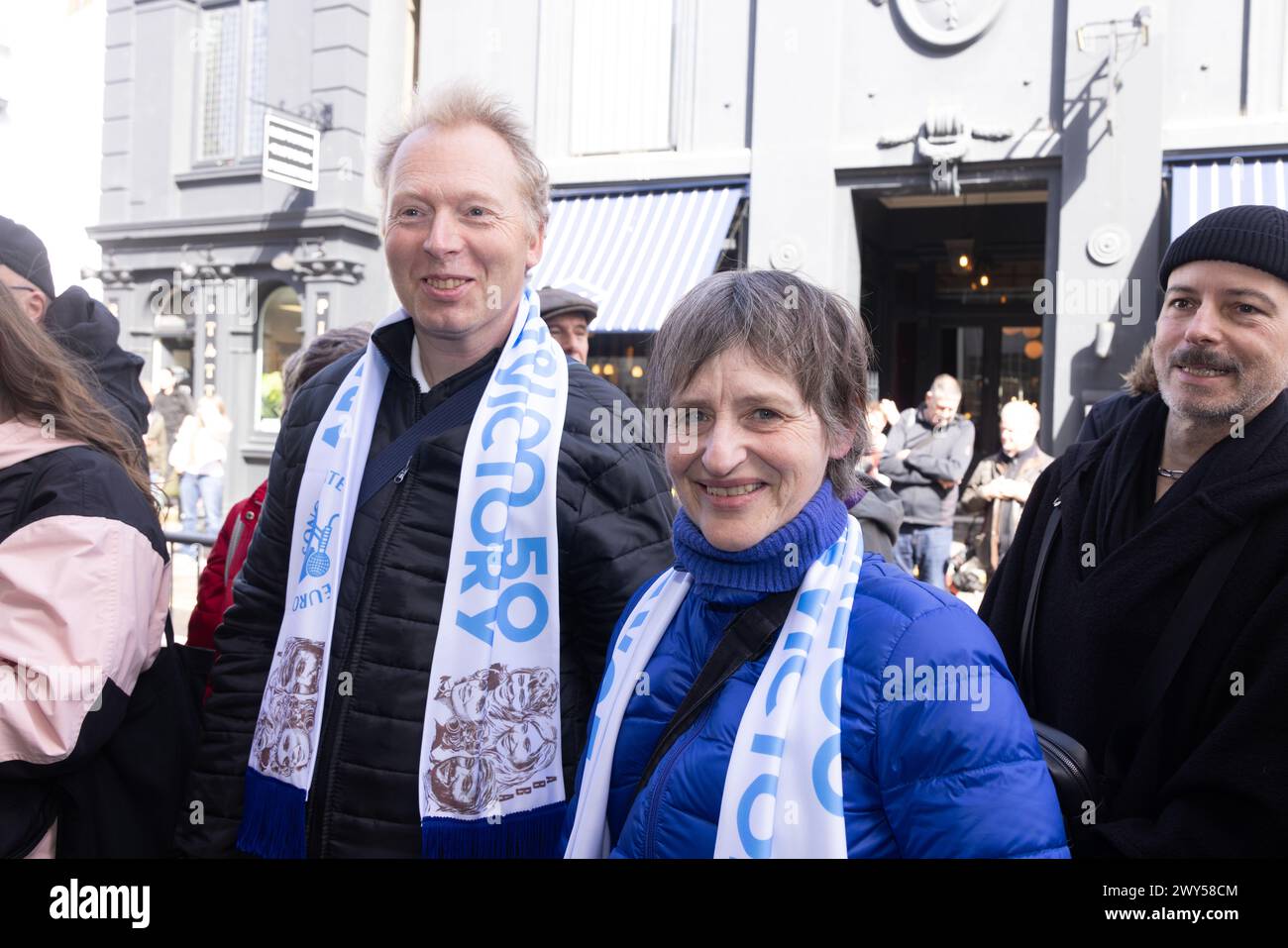 Brighton Dome, ville de Brighton & Hove, East Sussex, Royaume-Uni. Il s’agit du dévoilement d’une plaque célébrant le 50e anniversaire de la victoire d’Abba au concours Eurovision de la chanson en 1974. Sur cette photo, Sandra Vanoost et Frank Van Hecke, superfans d'Abba, ont voyagé depuis la Belgique pour cet événement. 4 avril 2024. David Smith/Alamy en direct Banque D'Images
