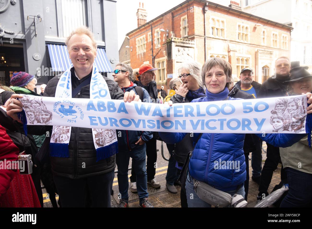 Brighton Dome, ville de Brighton & Hove, East Sussex, Royaume-Uni. Il s’agit du dévoilement d’une plaque célébrant le 50e anniversaire de la victoire d’Abba au concours Eurovision de la chanson en 1974. Sur cette photo, Sandra Vanoost et FrankVan Hecke, superfans d’Abba, ont voyagé depuis la Belgique pour cet événement à l’extérieur du Brighton Dome. 4 avril 2024. David Smith/Alamy en direct Banque D'Images