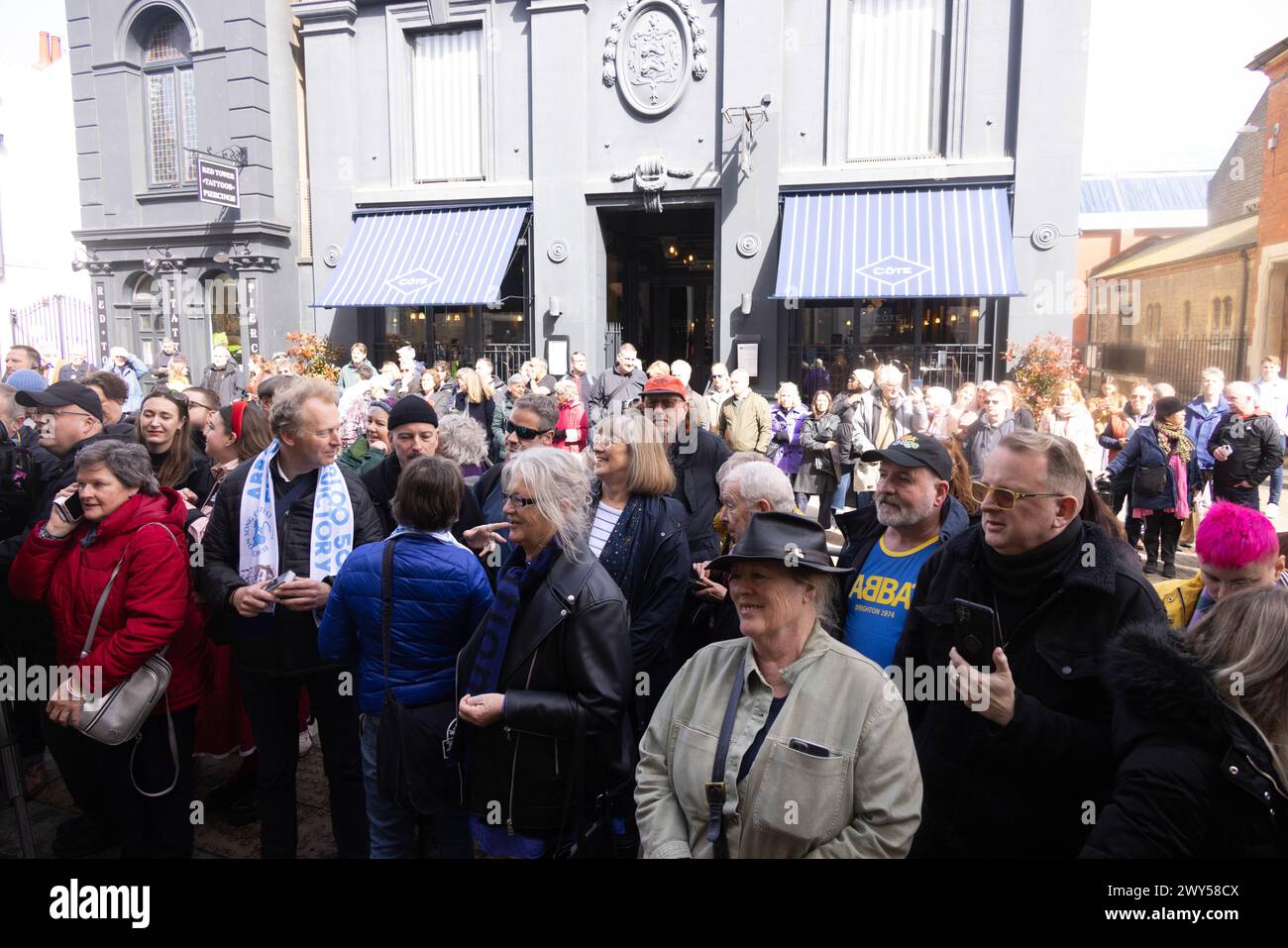 Brighton Dome, ville de Brighton & Hove, East Sussex, Royaume-Uni. Il s’agit du dévoilement d’une plaque célébrant le 50e anniversaire de la victoire d’Abba au concours Eurovision de la chanson en 1974. Ici, sur cette photo, de grandes foules assistent à cet événement à l'extérieur du Brighton Dome. 4 avril 2024. David Smith/Alamy en direct Banque D'Images