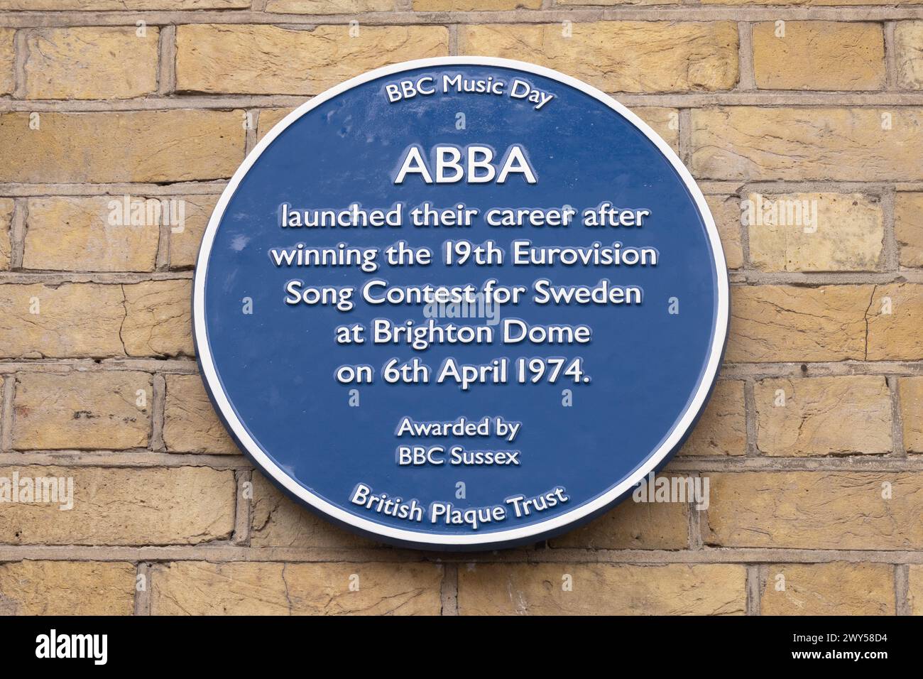 Brighton Dome, ville de Brighton & Hove, East Sussex, Royaume-Uni. Il s’agit du dévoilement d’une plaque célébrant le 50e anniversaire de la victoire d’Abba au concours Eurovision de la chanson en 1974. Ici, sur cette photo, la plaque dédiée au groupe devant le Brighton Dome Theatre. 4 avril 2024. David Smith/Alamy en direct Banque D'Images