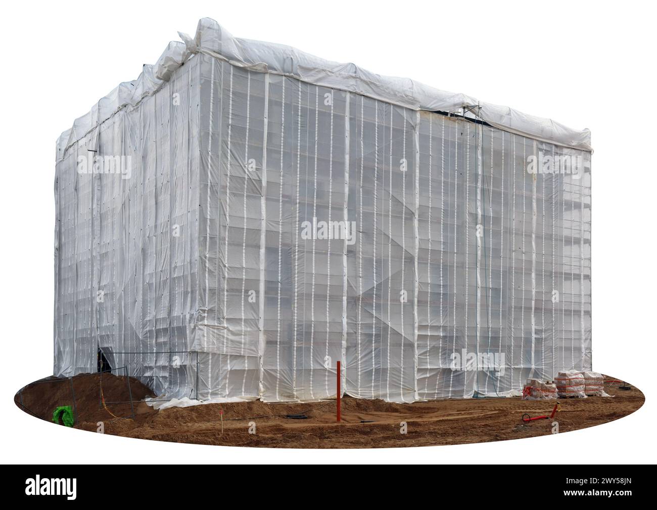 La construction de la maison est recouverte d'un énorme film protecteur. Isolé sur blanc Banque D'Images